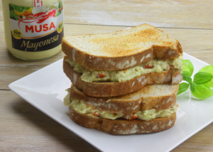 Sándwich de atún y aguacate con mayonesa