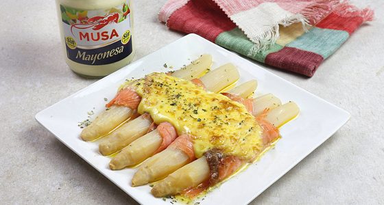 Espárragos con salmón gratinados