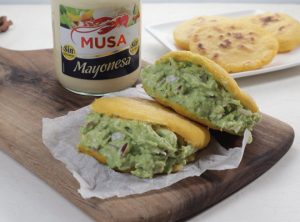 recetas-musa-arepas-de-pollo-aguacate-mayonesa