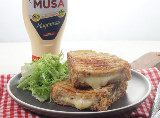 Sándwich de queso fundido con mayonesa