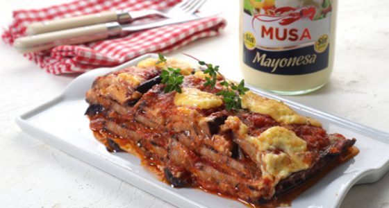 Berenjenas gratinadas con tomate y mayonesa