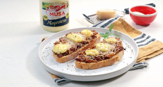 Tostas de cebolla confitada, parmesano y mayonesa