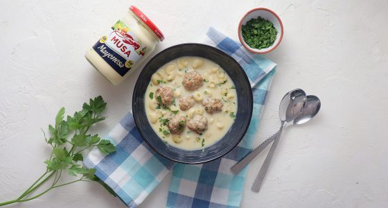 Gazpachuelo con albóndigas y pasta