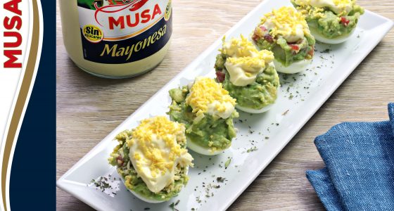 Huevos rellenos de guacamole