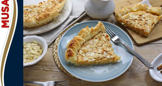 Tarta de arroz con leche y almendras