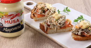 tosta de salmón gulas y gambas al ajillo