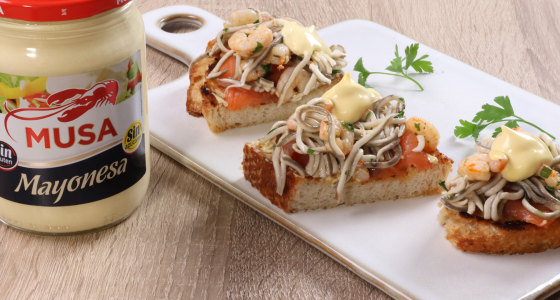 Tosta de salmón, gulas y gambas al ajillo