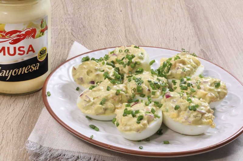 Huevos rellenos de tartar de salmón