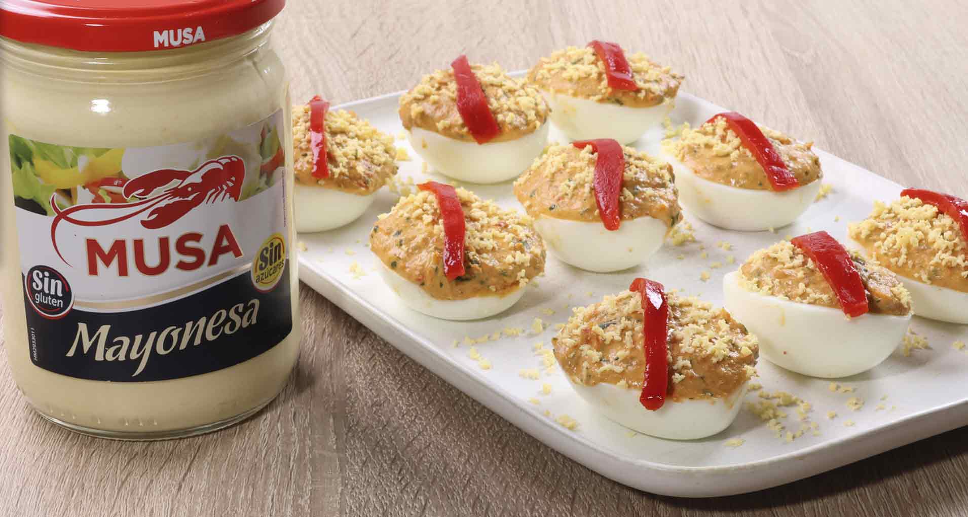 Huevos rellenos de atún y pimientos