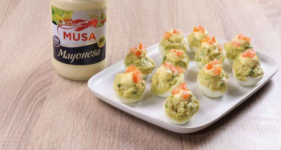Huevos rellenos de aguacate y atún