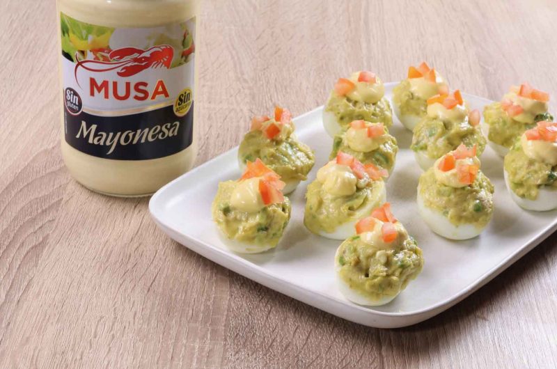 Huevos rellenos de aguacate y atún