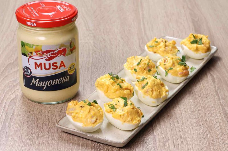 Huevos rellenos de gambas al ajillo