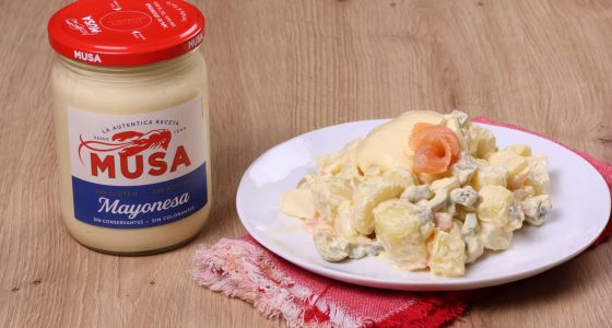 Ensaladilla de salmón y encurtidos