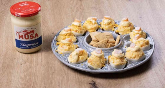 Huevos rellenos de ensaladilla de langostinos con Mayonesa Musa