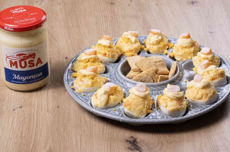 Huevos rellenos de ensaladilla de langostinos con Mayonesa Musa