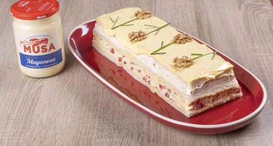 Pastel frío de pan de molde con pollo, mostaza y piquillos