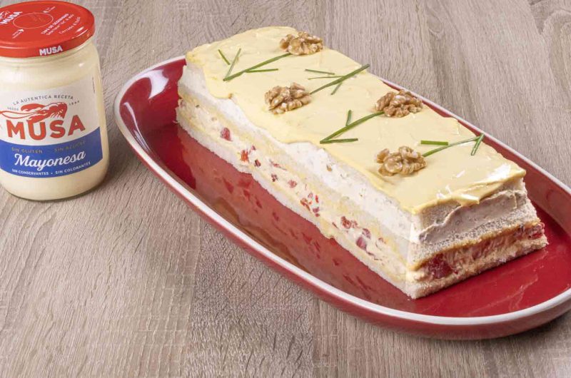 Pastel frío de pan de molde con pollo, mostaza y piquillos