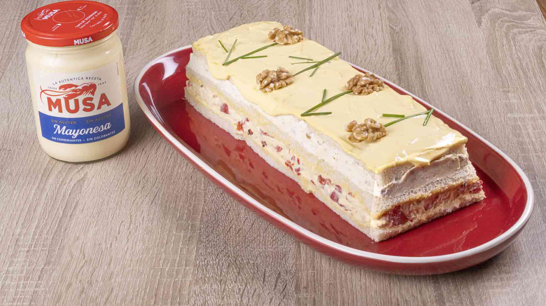 Pastel frío de pan de molde con pollo, mostaza, piquillos y Mayonesa Musa