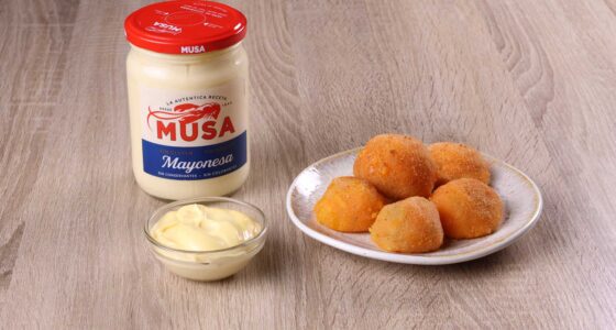 Bolas de queso, pimiento y piparras
