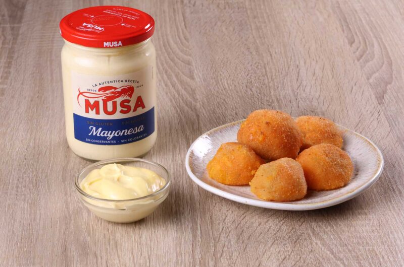 Bolas de queso, pimiento y piparras
