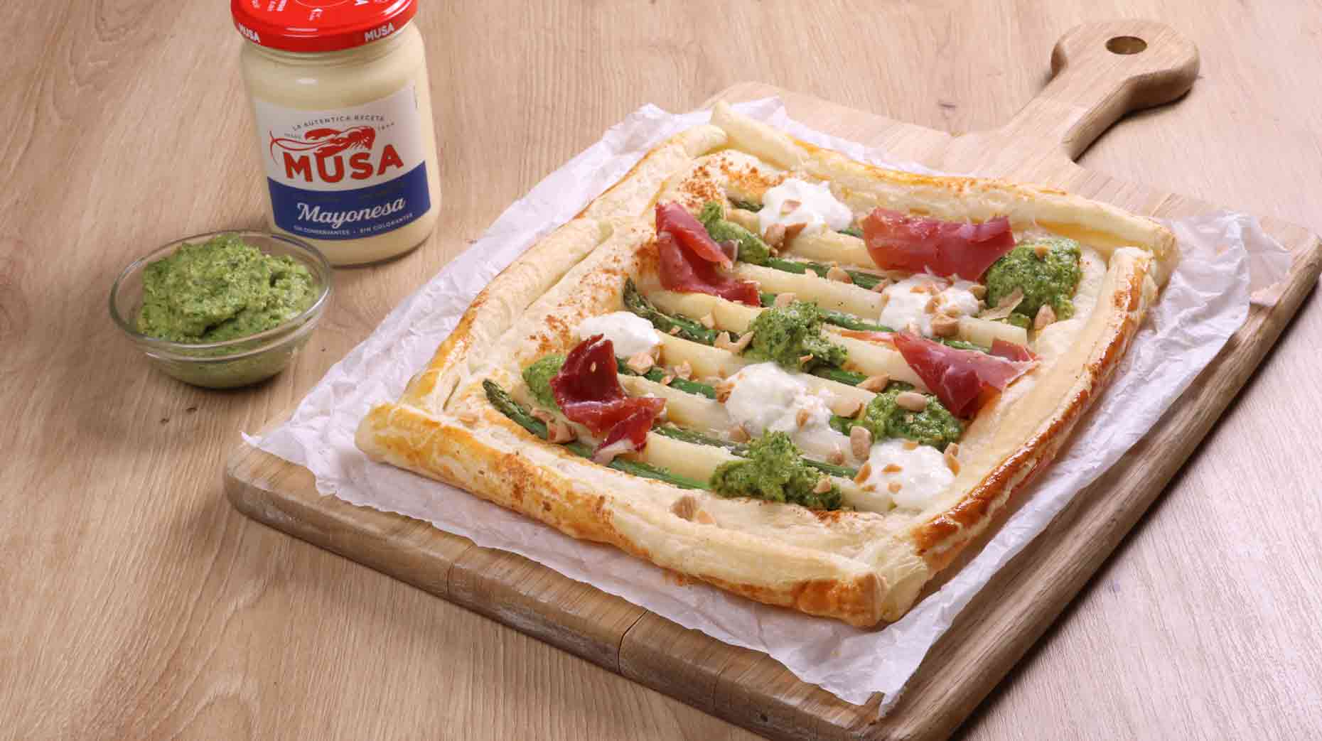 Hojaldre de espárragos verdes y blancos con burrata y Mayopesto elaborado con Mayonesa Musa.