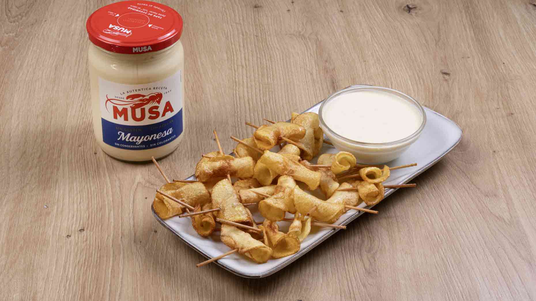 Patatas fritas crujientes acompañadas de una salsa mayo roquefort preparada con Mayonesa Musa.