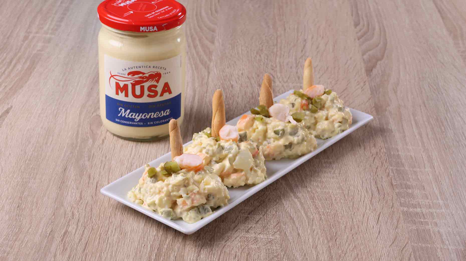 Ensaladilla de bacalao y langostinos preparada con Mayonesa Musa.