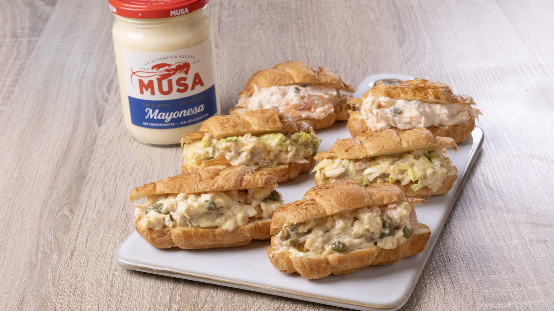 Mini croissants rellenos de pollo, atún y salmón preparados con Mayonesa Musa.