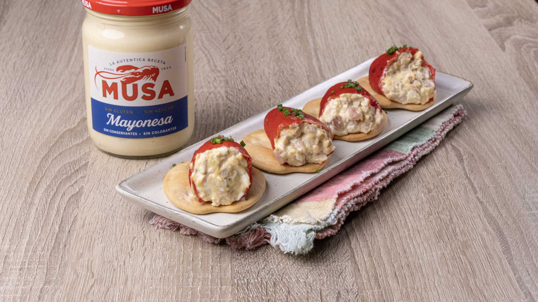 Piquillos rellenos de atún, jamón cocido y huevo duro con Mayonesa Musa.